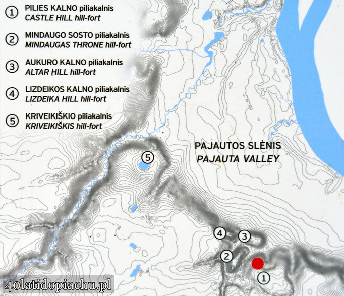 Mapa Kernave, widoczne wzgórza oraz płynąca doliną rzeka Willia