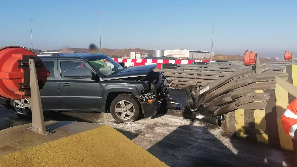 Kobieta wjechała w barierę na A4 na oczach funkcjonariuszy ITD