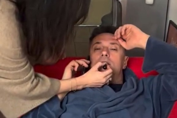 URNEBESNI SNIMAK Sloboda Mićalović stavila karmin Andriji Miloševiću, pa usledio obrt -Glumac menja boje: "Šta je bre ovo?"