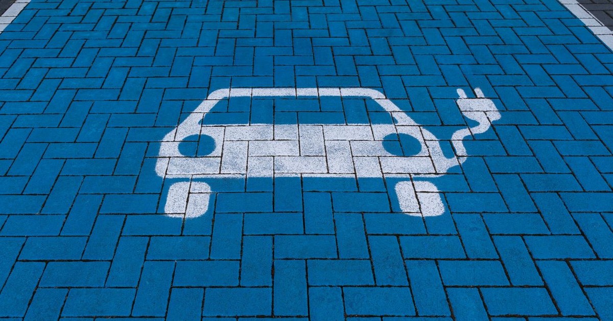 Używasz samochodu elektrycznego? Szykuj się na zapłatę podatku. MF potwierdziło w swojej odpowiedzi – płacić trzeba