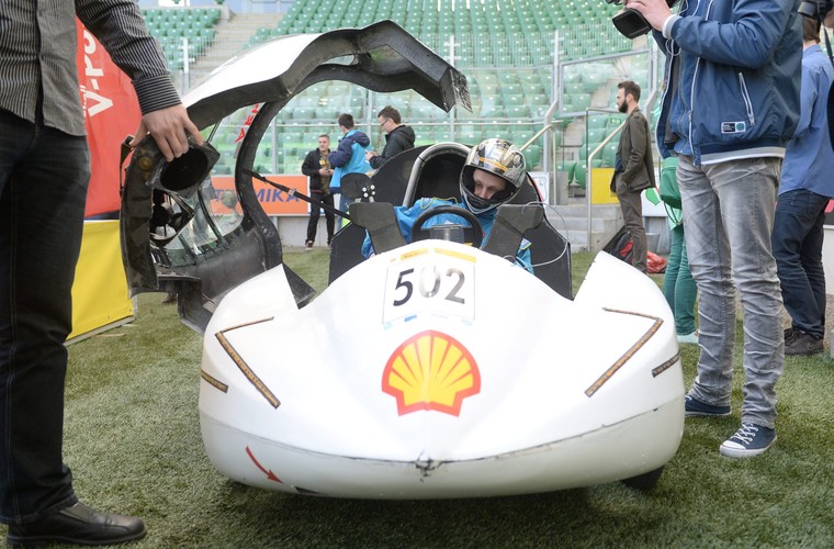 Zespoły biorące udział w Shell Eco-marathon startują na samodzielnie zaprojektowanych i zbudowanych pojazdach. Zadaniem zespołów biorących udział w rywalizacji jest skonstruowanie pojazdu, który pokona jak najdłuższy dystans na ekwiwalencie jednego litra paliwa lub 1 kWh.<br>Pojazd zespołu SKAP 2 z Politechniki Warszawskiej.<br><br>fot. (mr) PAP/Bartłomiej Zborowski