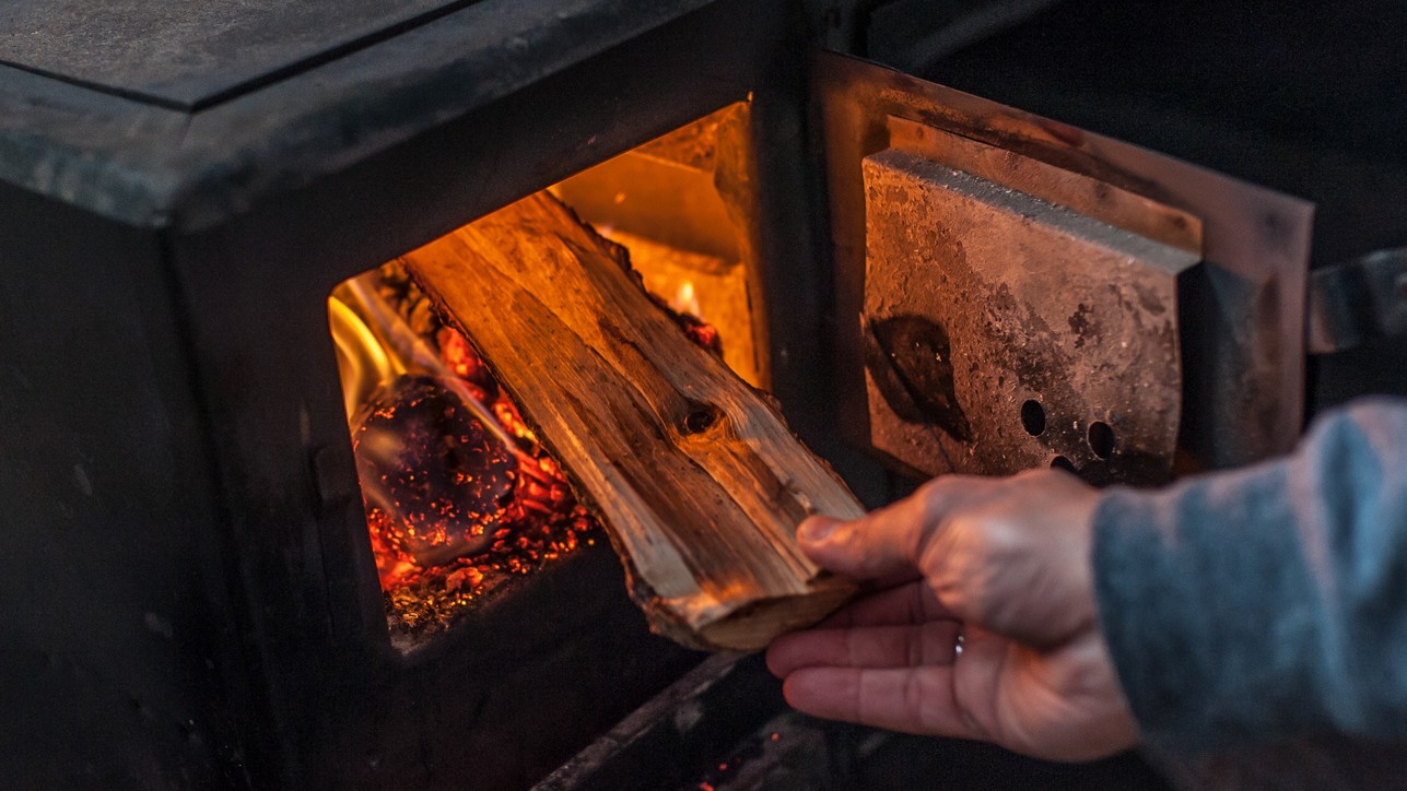 Kúrenie v peci si vyžaduje suché a kvalitné drevo. 