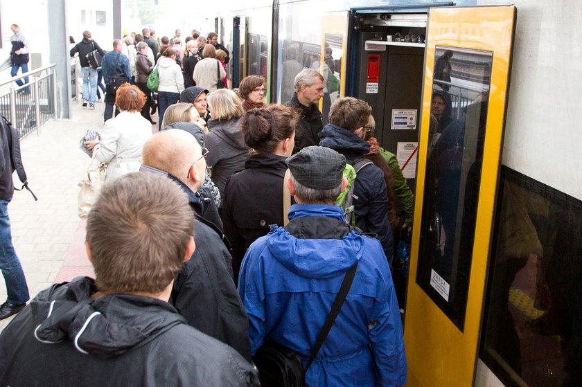 Pasażerowie wsiadają do pociągu