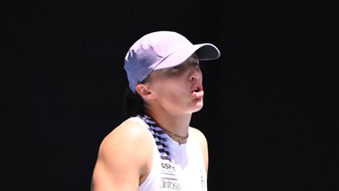 świątek odpadła z australian open. pokaz siły rybakiny w drugim secie