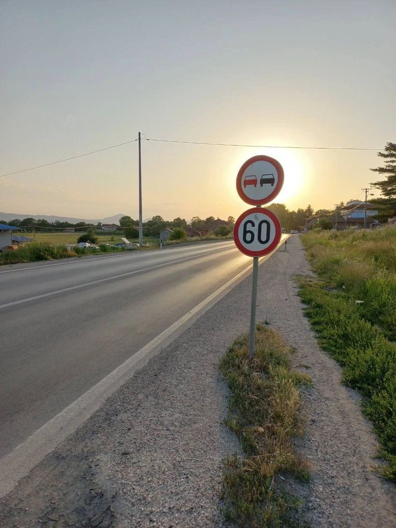 Saobraćajni znakovi "zabrana preticanja motornih vozila" i "ograničenje brzine 60 km/h" nedaleko od mesta nesreće 
