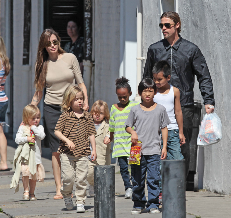 Angelina Jolie i Brad Pitt z dziećmi (fot. Bulls Press)