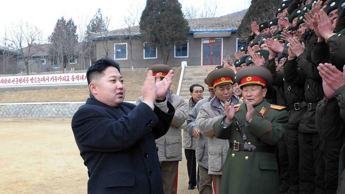 Nowe przywództwo Korei Północnej, na czele z Kim Dzong Unem, zwróciło się do USA z prośbą o udzielenie pomocy żywnościowej - podaje Itar-Tass. Agencja Kyodo ujawniła, że prośba Phenianu została przekazana Waszyngtonowi poprzez ONZ w ostatnich dniach grudnia.
