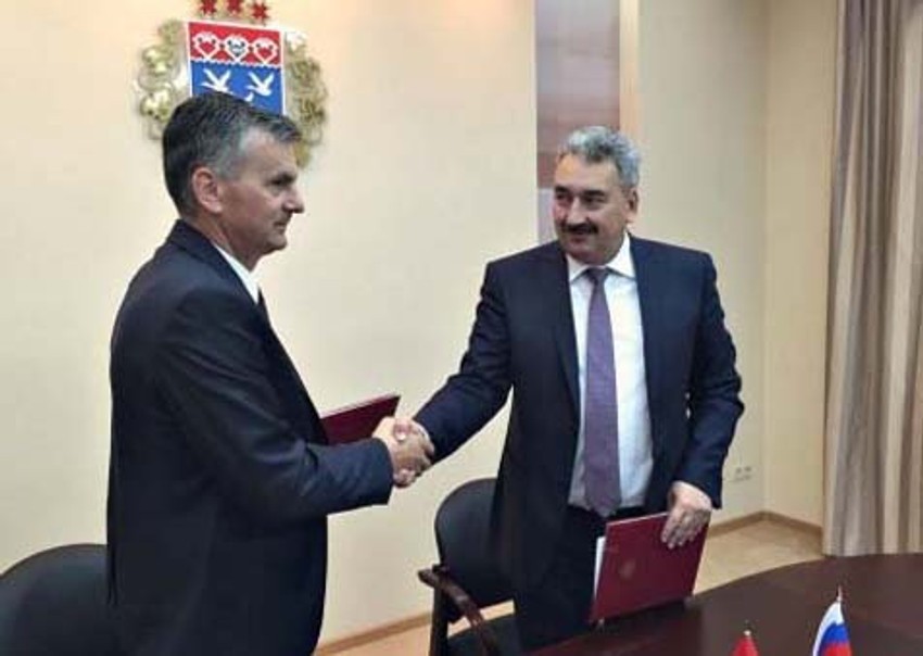 Milan Stamatović i Leonid Čerkesov posle potpisivanja protokola o saradnji