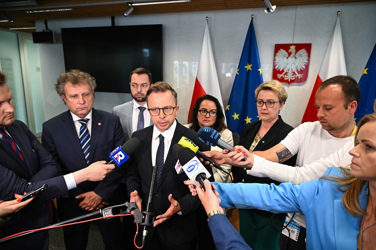 Członkowie komisji: Bartosz Romowicz, Dariusz Joński, Jacek Karnowski, Agnieszka Maria Kłopotek i Anita Kucharska-Dziedzic podczas briefingu prasowego po posiedzeniu sejmowej komisji śledczej do zbadania legalności, prawidłowości oraz celowości działań podjętych w celu przygotowania i przeprowadzenia wyborów Prezydenta Rzeczypospolitej Polskiej w 2020 r. w formie głosowania korespondencyjnego