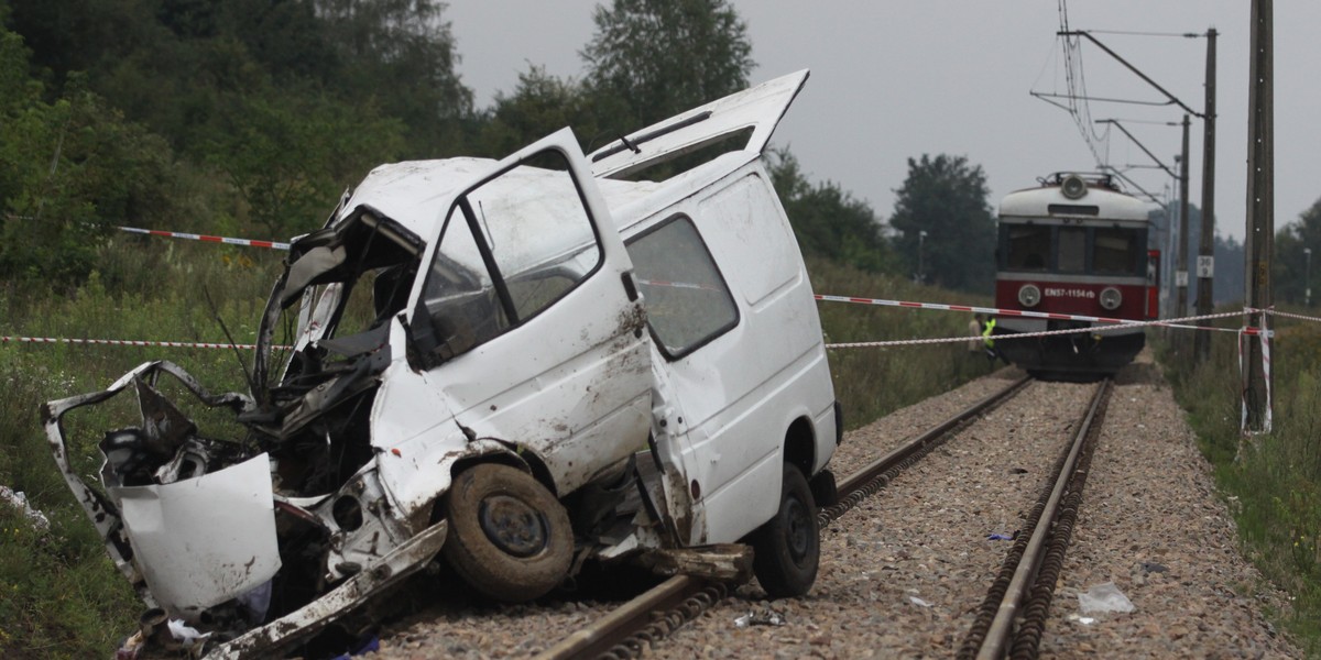 Pociąg staranował busa. 8 osób nie żyje