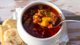 pyszny obiad na zimowy dzień. podajemy przepis, ty gotujesz. rozgrzewająca gulaszowa