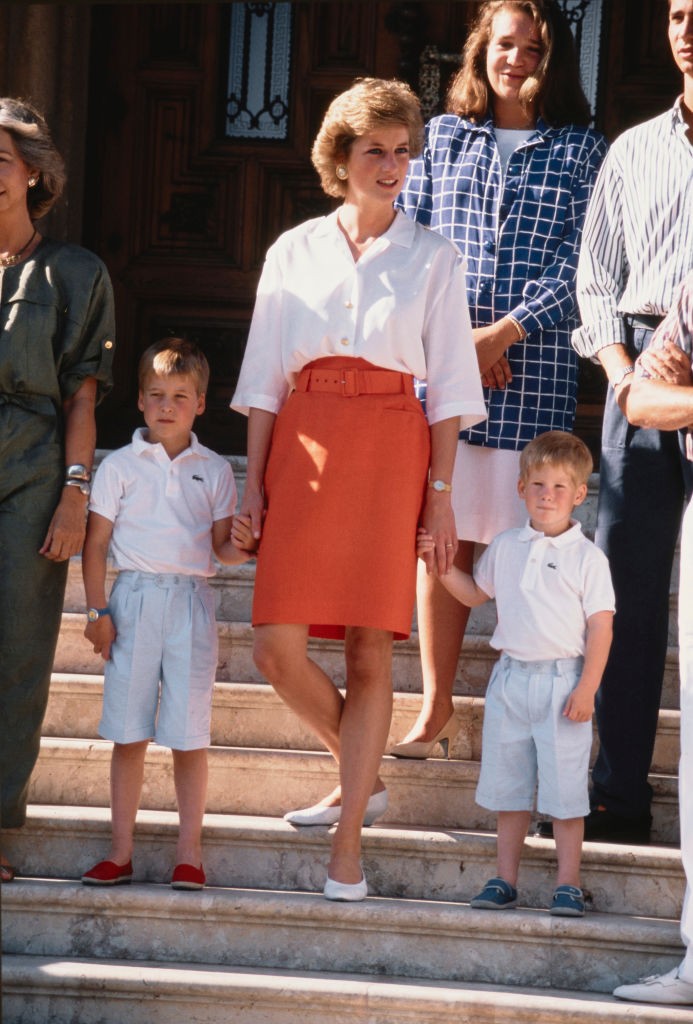 Nyáron bátran játszhatsz az élénk színekkel! Diana 1988-ban például fehér inggel és fehér magassarkúval egészítette ki a narancssárga szoknyáját. 