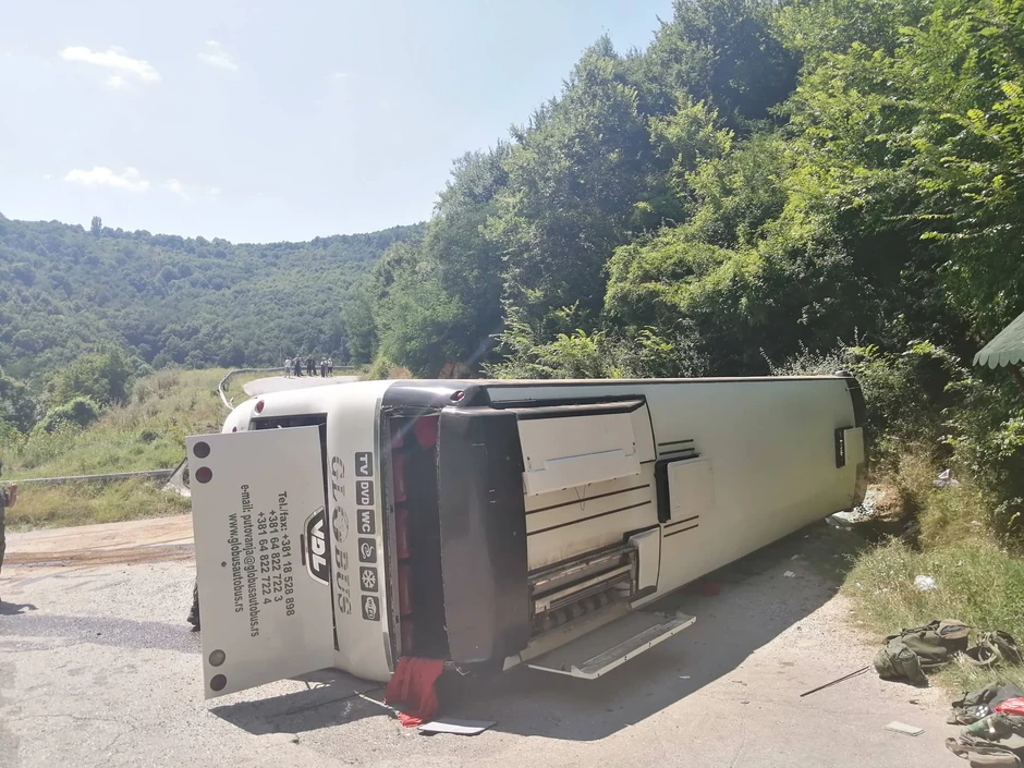Prevrnuo se autobus pun vojnika kod Vranja