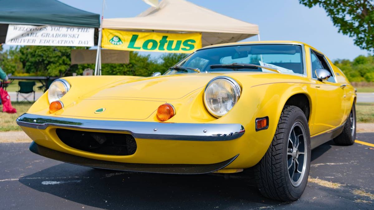 În 1991, un mecanic a vândut cu 4.000 de lire un Lotus din 1972, ca să-și salveze casa. După 35 de ani, a găsit mașina pe eBay și a plătit de 4 ori mai mult ca s-o recupereze