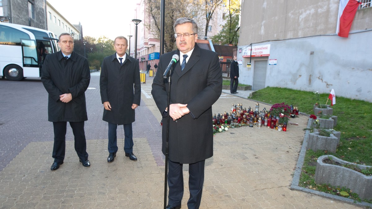 Dziś rano prezydent Bronisław Komorowski, premier Donald Tusk, i marszałek Sejmu Grzegorz Schetyna złożyli kwiaty i zapalili znicze pod łódzką siedzibą PiS, gdzie został zastrzelony Marek Rosiak. - Trzeba w tym miejscu pokazać, że pomimo różnic Polacy są braćmi. Każdy, kto podnosi rękę na brata, jest godny potępienia, nawet jeśli jest to szaleniec - mówił prezydent po oddaniu hołdu przed biurem PiS.