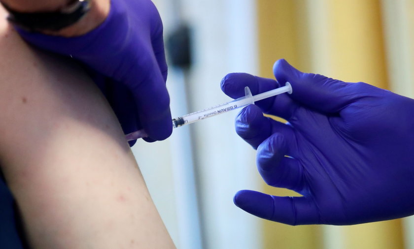 Polscy pacjenci szczepią się czterem szczepionkami przeciw COVID-19. To preparaty firm Pfizer/BioNTech, Moderna i AstraZeneca i Johnson & Johnson.