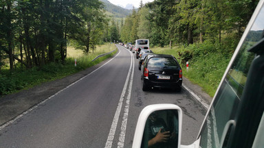 Policja ostrzega kierowców parkujących na drodze do Morskiego Oka