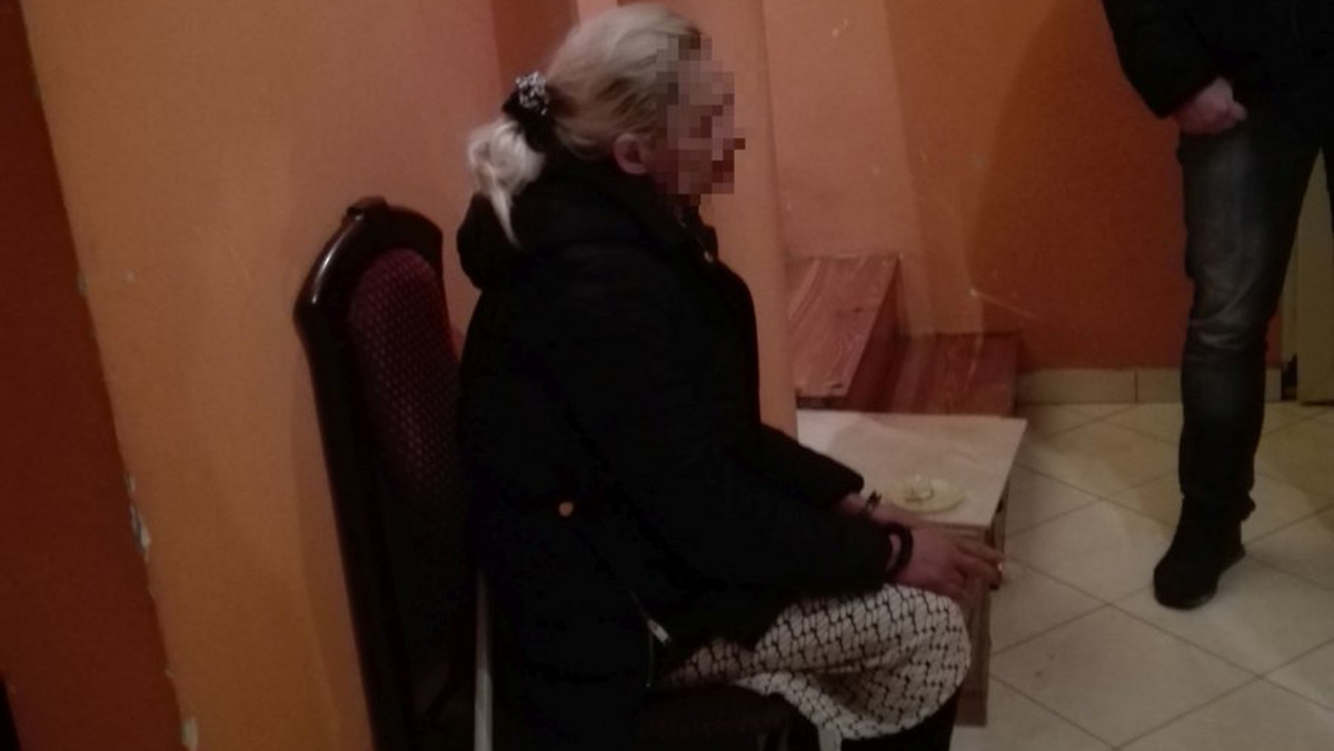Kieleccy policjanci zatrzymali 19-letnią mieszkankę Krakowa. Kobieta jest podejrzana o to, że wspólnie z 46-latką, która jest już tymczasowo aresztowana, podawała się za m.in. pracowników spółdzielni i okradała seniorów. Z ustaleń śledczych wynika, że sprawczynie mogą odpowiadać za kilkadziesiąt tego typu przestępstw na terenie całego kraju.