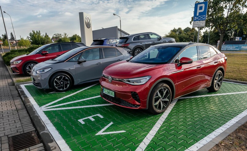 Dilerzy Volkswagena udostępniają punkty ładowania dla samochodów elektrycznych