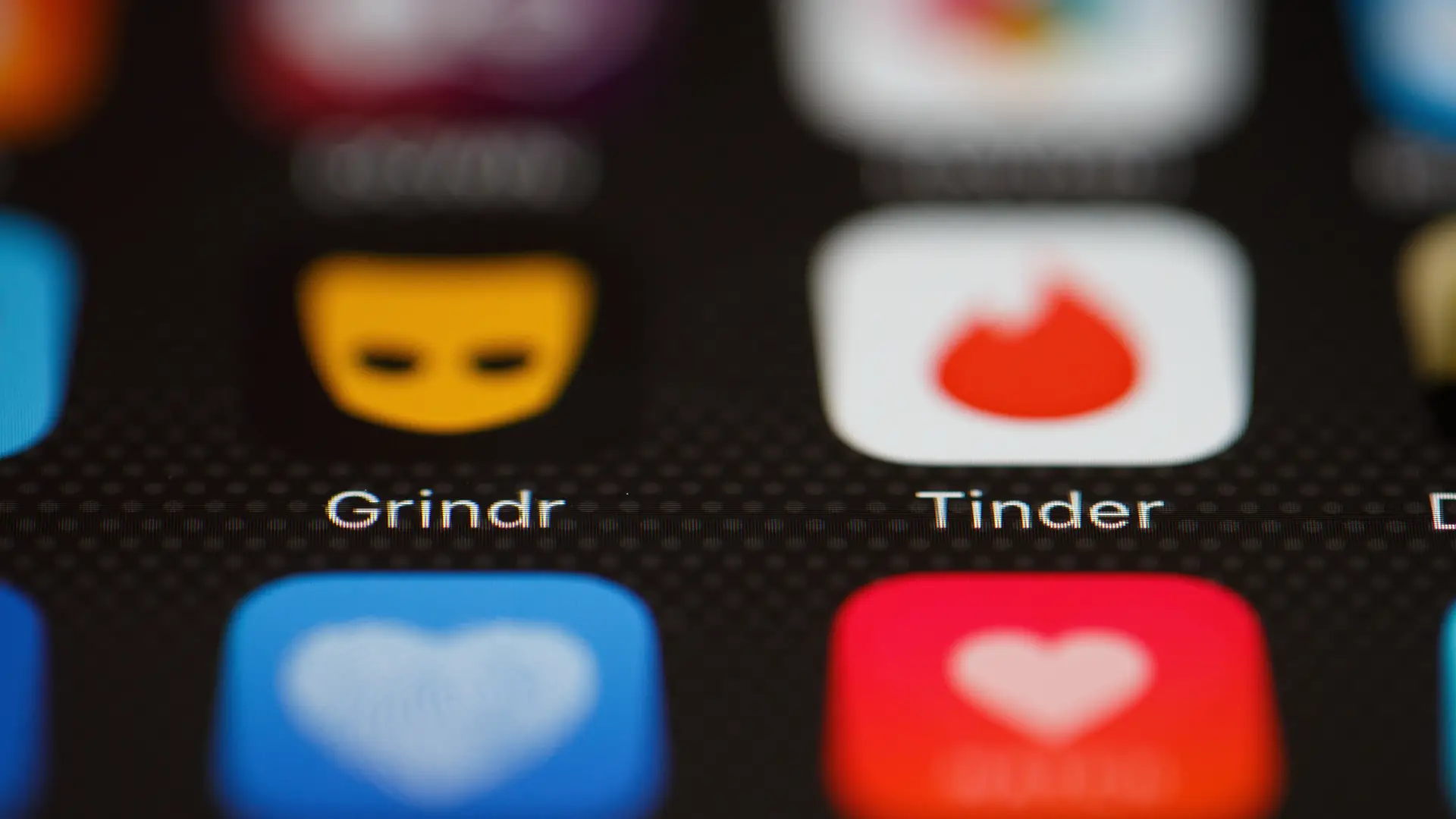 Tinder wprowadza ostrzeżenia dla osób LGBTQ. Polska potencjalnie groźnym kierunkiem