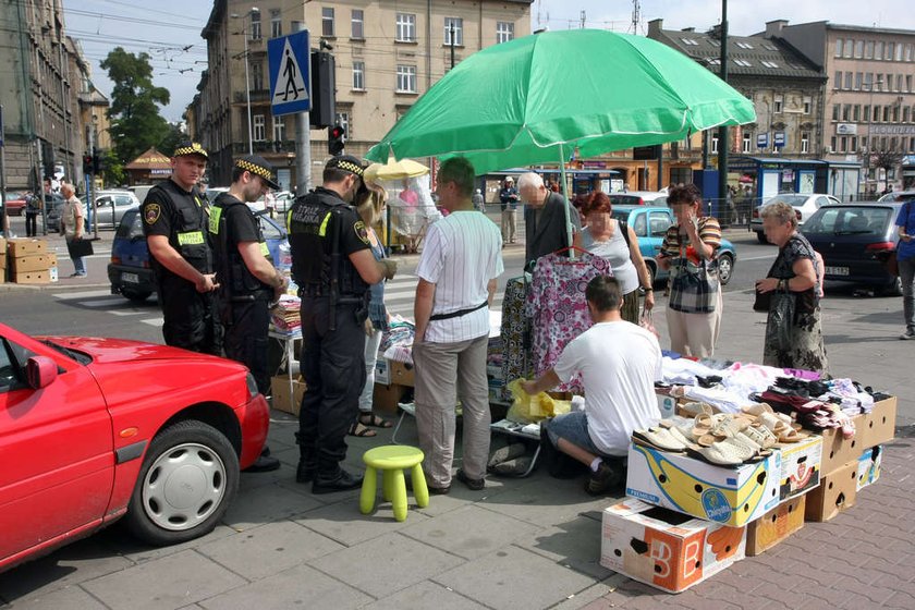 Strażnicy gonią handlarzy, a menele są bezkarni