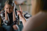 Gdy nastolatek mówi "nie chcę cię znać". Dlaczego ok. 13 roku życia rozsypują się więzi z rodzicami?