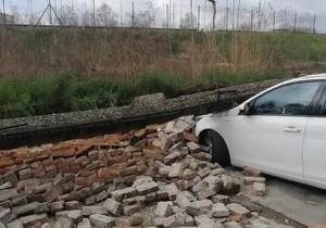 Zemun stadion, obrušen zid