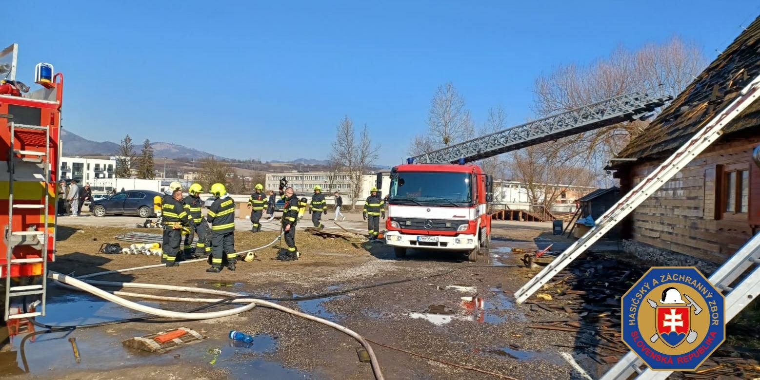 V B. Bystrici na Mičinskej ceste vypukol požiar strechy drevenej koliby.