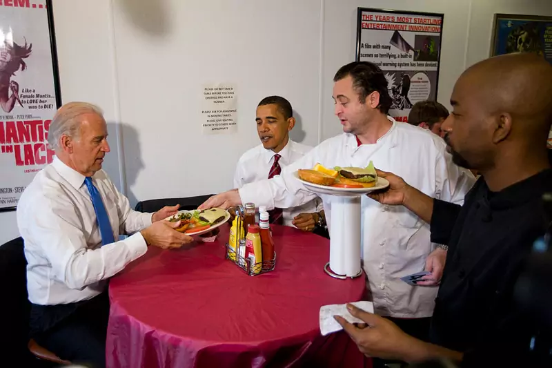 Ówczesny wiceprezydent Joe Biden i prezydent Barack Obama na hamburgerach,  maj 2009 r. 