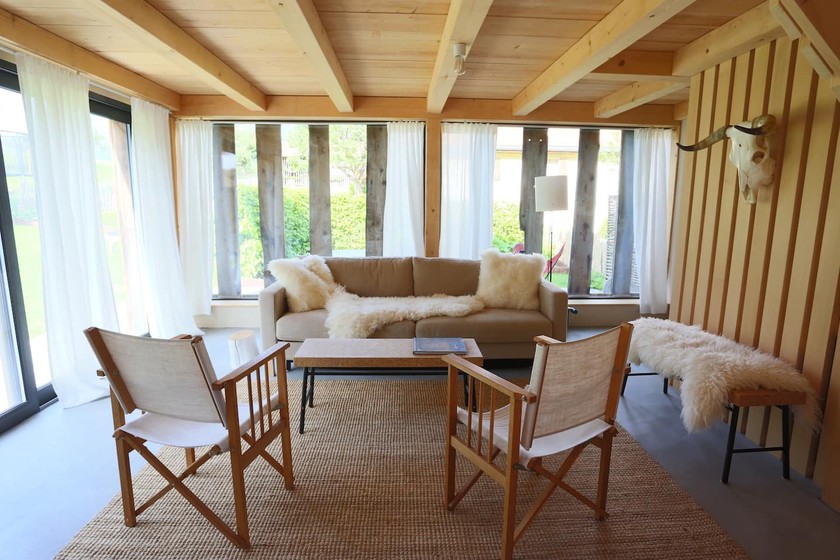 Dans le village fribourgeois de Lessoc, cette ancienne grange a été transformée en maison de campagne moderne.