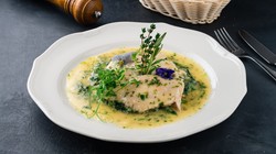 Pyszny obiad na sobotę. Podajemy przepis, Ty gotujesz. Delikatne, soczyste medaliony z indyka