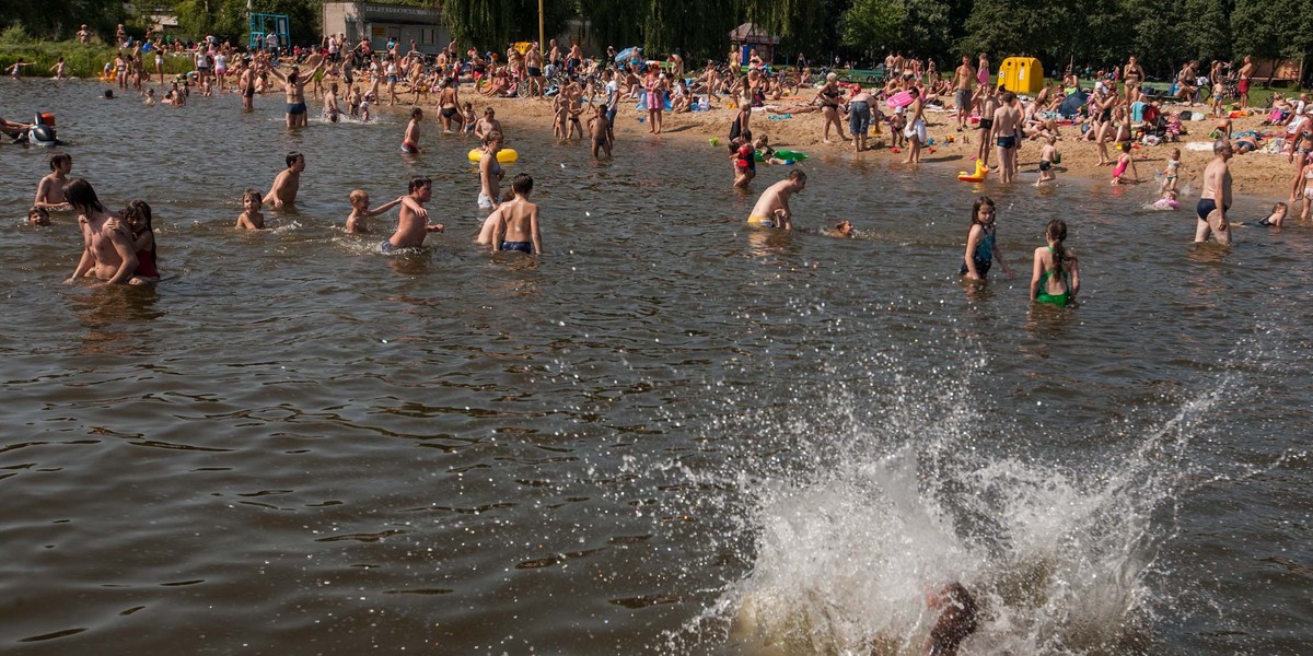 Plażowicze nad jeziorem Rusałka w Poznaniu.