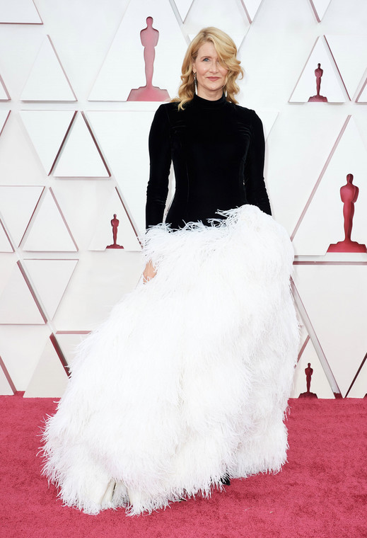 Laura Dern w kreacji domu mody Oscar de la Renta na gali Oscarów w 2021 r.