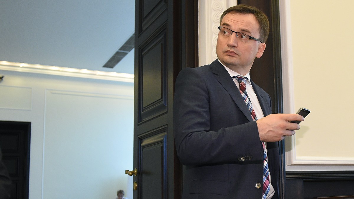 Posłowie PO i Nowoczesnej złożyli do marszałka Sejmu wniosek o wygaszenie mandatu ministra sprawiedliwości, prokuratora generalnego Zbigniewa Ziobro. Jak uzasadniali, zgodnie z art. 103 konstytucji, nie można łączyć funkcji posła i prokuratora. - Wniosek jest nieuprawniony - odpowiada ministerstwo sprawiedliwości.