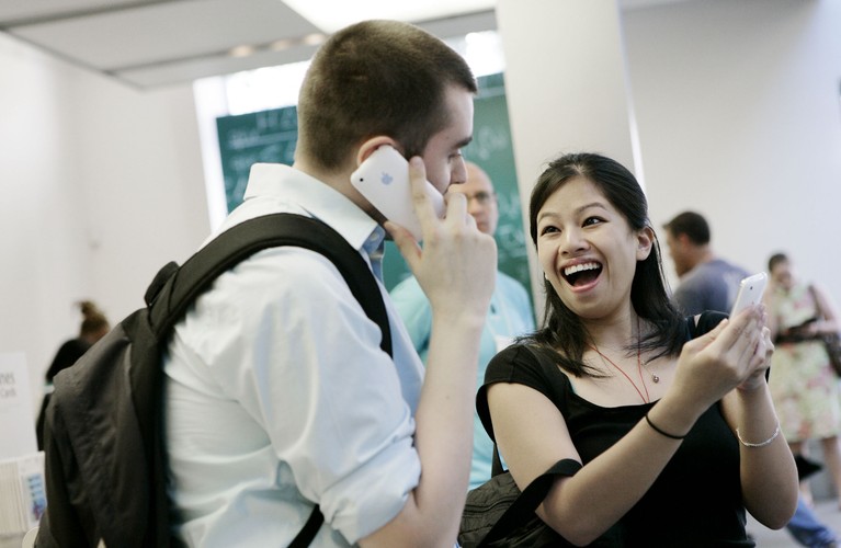 Największą innowacją wprowadzoną w drugiej generacji iPhone'a była rezygnacja z wysłużonego standardu EDGE i zastąpienie go nowoczesnym 3G - stąd też sama nazwa smartfona. Kolejną nowością był moduł GPS oraz odświeżony system operacyjny iOS2. W przeciwieństwie do pierwszego iPhone'a - który był dostępny jedynie w 6 krajach - iPhone 3G trafił na 80 rynków, w tym do Polski.