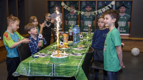 Urodziny w szatni, w której balowali piłkarze Chelsea Londyn? Czemu nie. 