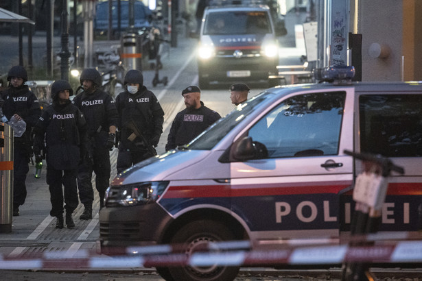 Szef MSW Austrii: Ataku w Wiedniu dokonał zwolennik IS; cztery osoby nie żyją