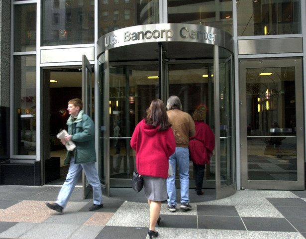Kalifornijskie banki wejdą w skład US Bancorp. Nz. Wejście do głównej siedziby banku w Minneapolis. Fot. Bloomberg