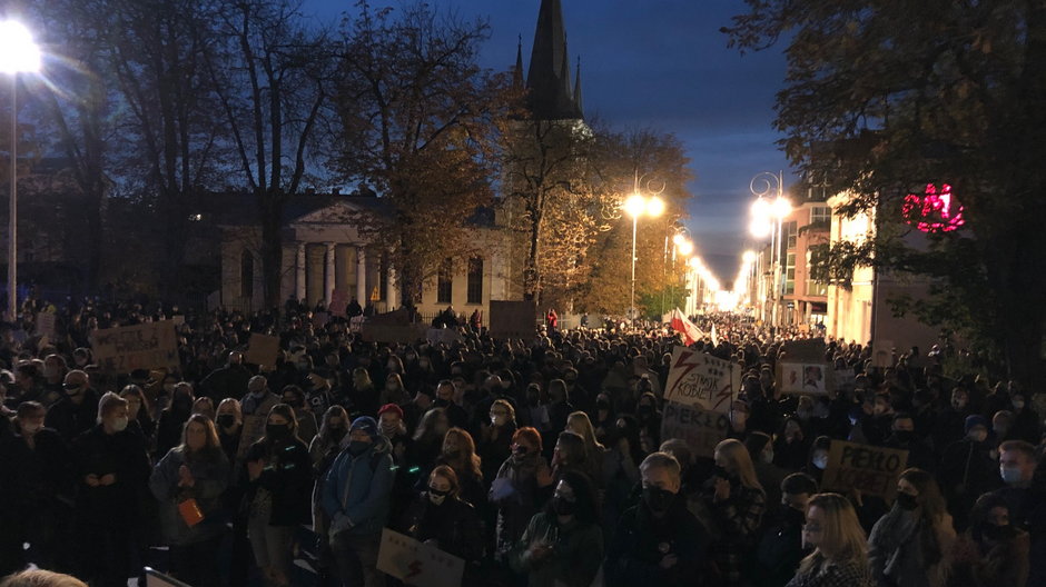 Mocne słowa kieleckiego biskupa do protestujących