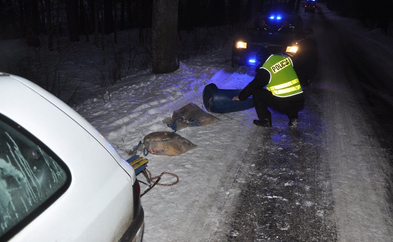 Pewien 22-letni kierowca z powiatu nidzickiego postanowił urządzić swoim znajomym kulig. Za swoim renault clio przyczepił sanki i… dwa worki foliowe wypchane watą szklaną, a na koniec przeciętą beczkę plastikową, tak by każdy z czwórki jego znajomych miał na czym siedzieć.