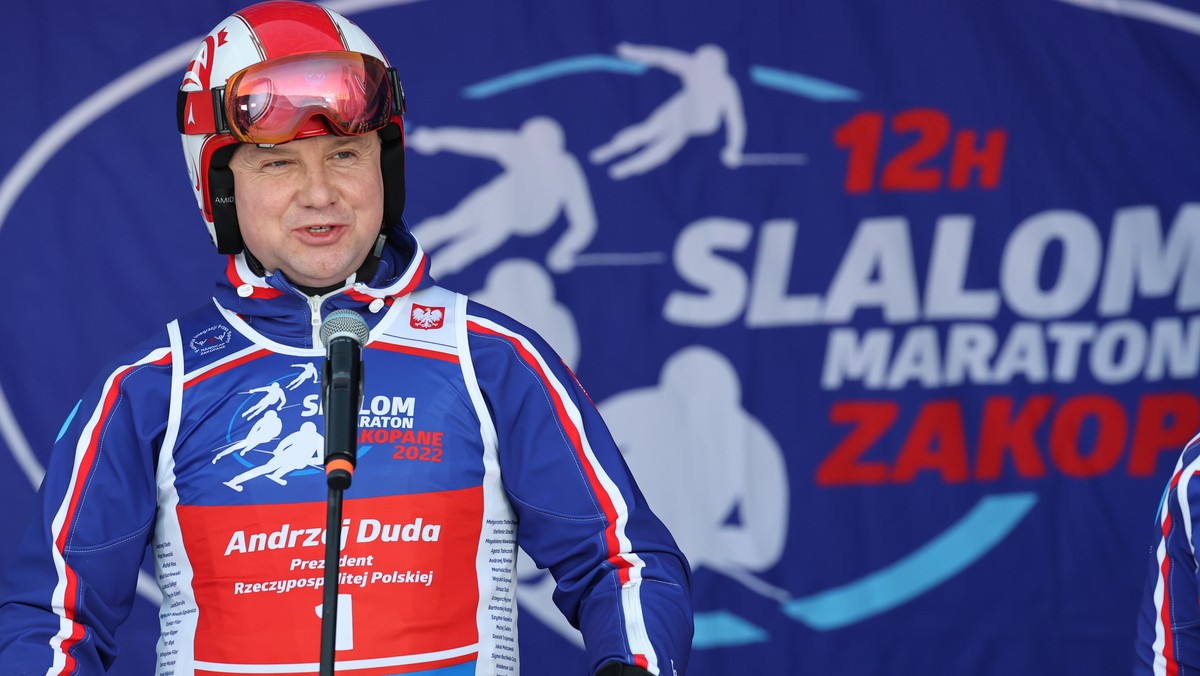 Andrzej Duda podczas 8. edycji charytatywnych zawodów w narciarstwie alpejskim 12H Slalom Maraton Zakopane 2022