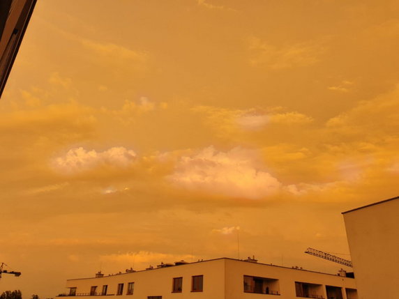 Pomarańczowe niebo przed burzą w stolicy