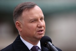 Duda: Tak jak wtedy widzieliśmy zniszczony samolot, tak dzisiaj widzimy zniszczoną Ukrainę