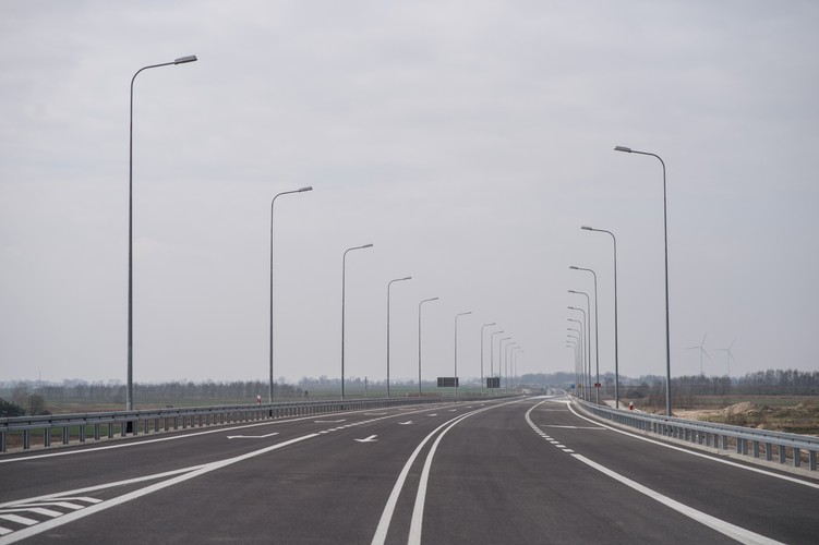 W ramach inwestycji wyremontowano także odcinki dróg poprzecznych, przeciętych przez nową trasę, i wybudowano około 11,3 km dróg dojazdowych.<br><br>(mr) PAP/Grzegorz Michałowski