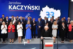 Szef PiS Jarosław Kaczyński przedstawia liderów list wyborczych w siedzibie partii przy ul. Nowogrodzkiej