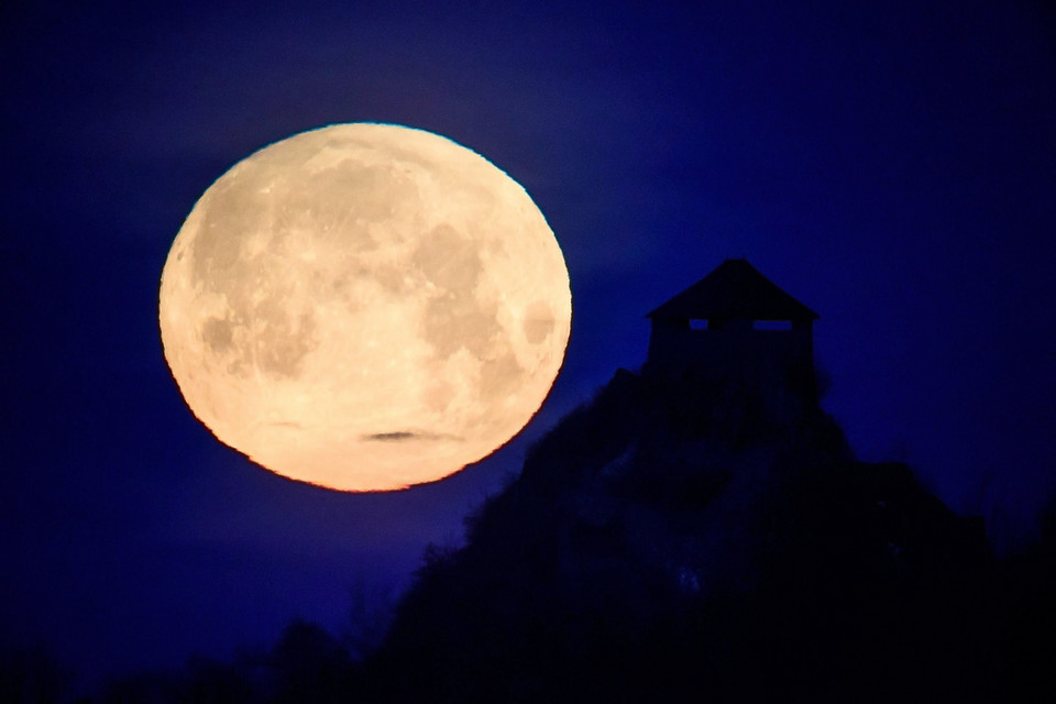 epa06487306 - HUNGARY SUPERMOON (Supermoon in Salgotarjan)