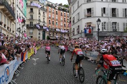 Kolarz oświadczył się na Polach Elizejskich tuż po zakończeniu Tour de France