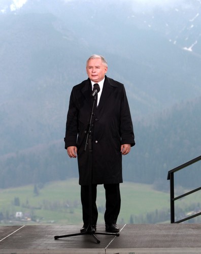 Prezes PiS Jarosław Kaczyński podczas konferencji prasowej, na górnej stacji kolejki linowej na Polanie Szymoszkowej