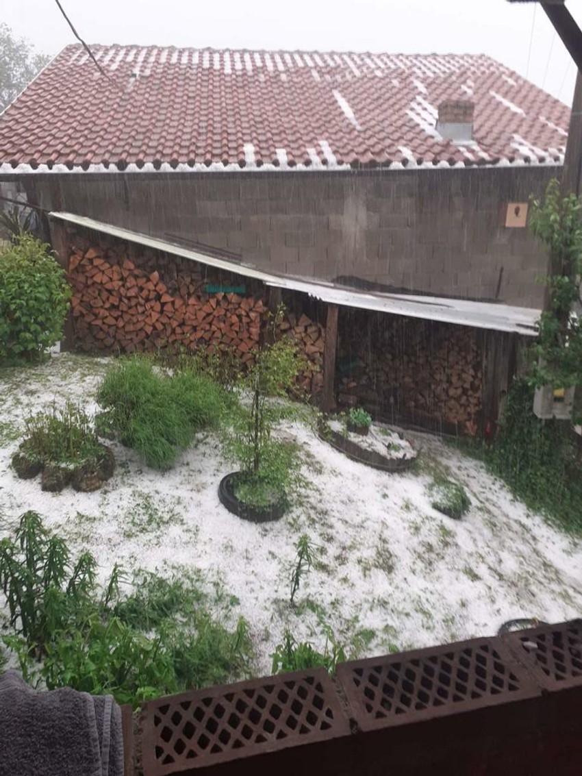 Meštani lopatama izbacivali led iz dvorišta