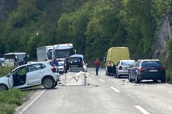 "ZAČUO SE JAK UDARAC, A ONDA JOŠ NEKOLIKO!" Lančani sudar kod Raške: Delovi rasuti svuda po putu (FOTO)